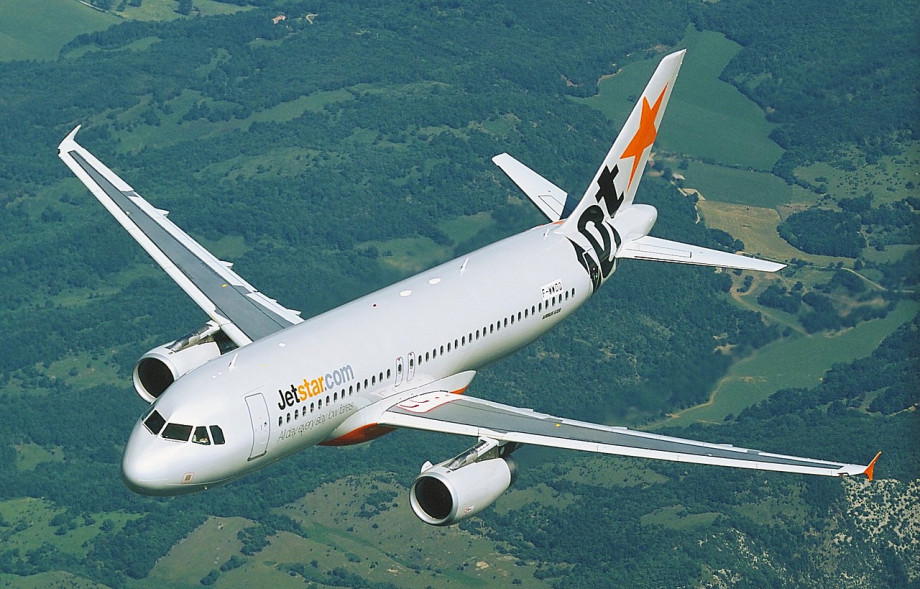 Jetstar_Airbus_A320_in_flight_(6768081241)_crop.jpg